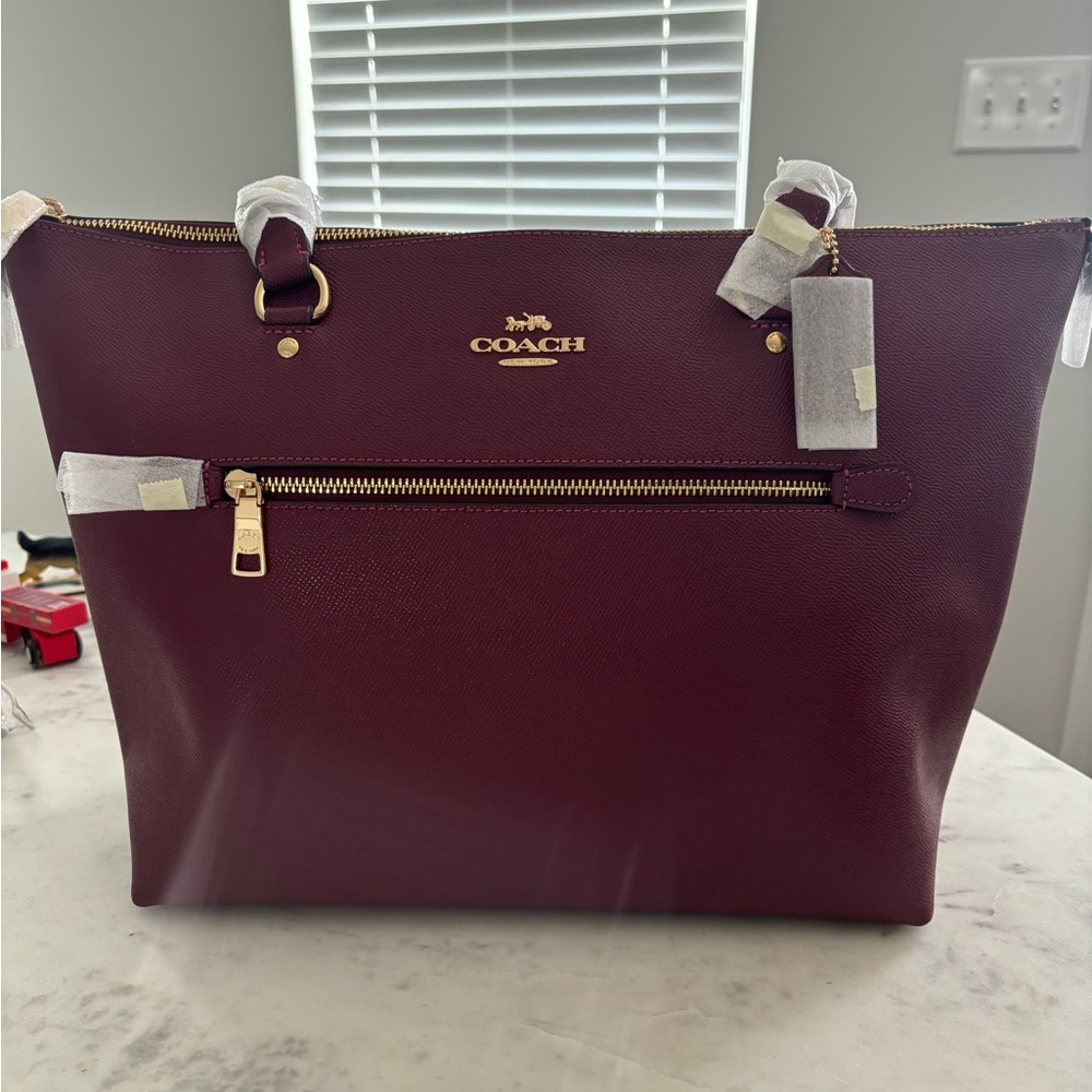 NWT COACH Gallery Tote in Black Cherry Pebble Grain Leather
